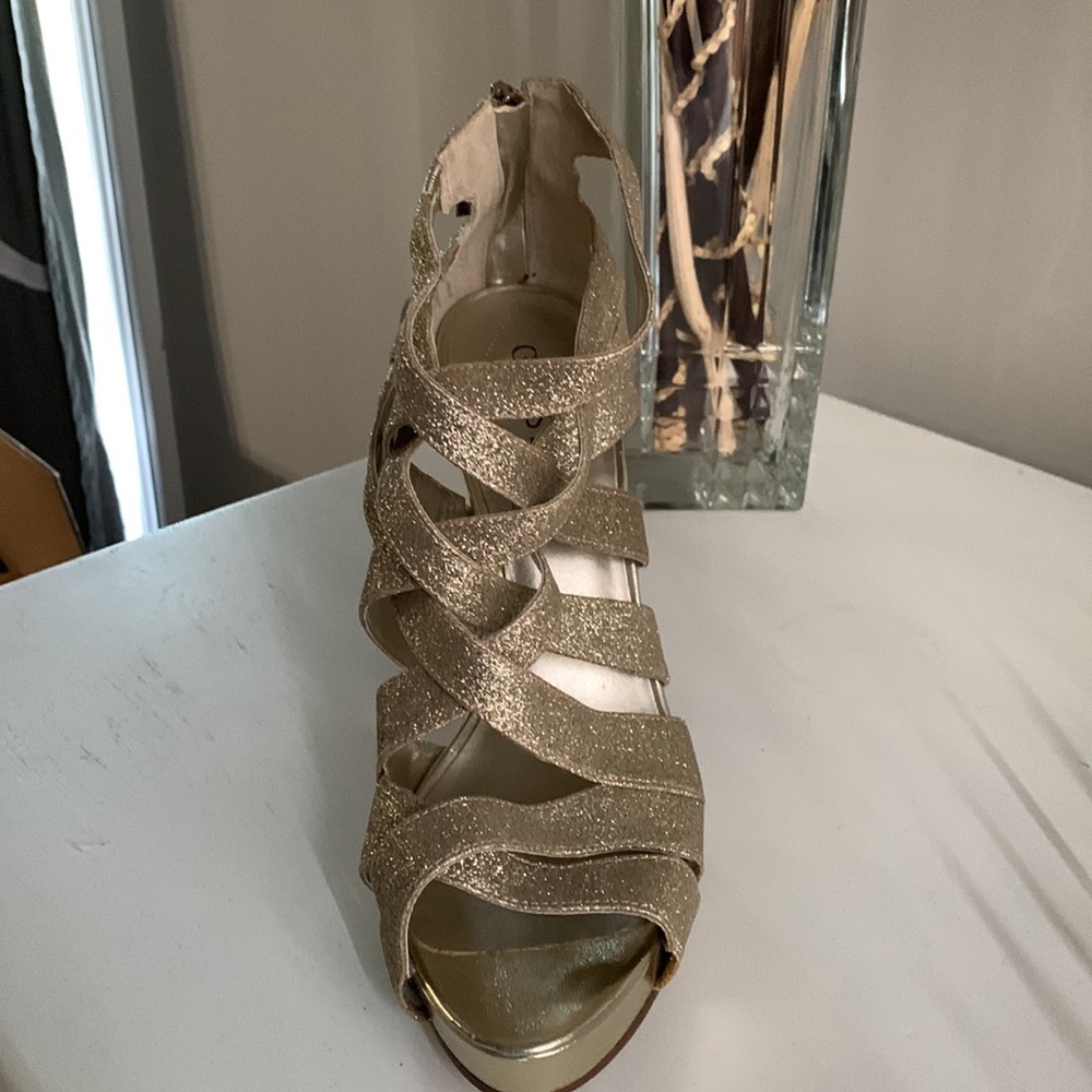 Guess Heels - Picture 3 of 4